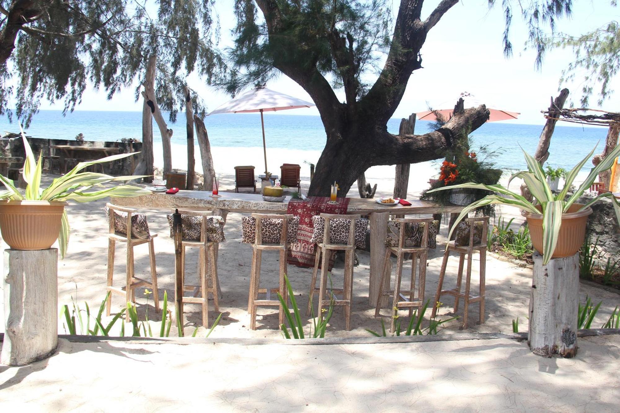 Cemara Beachfront Suite Mondu Exterior photo