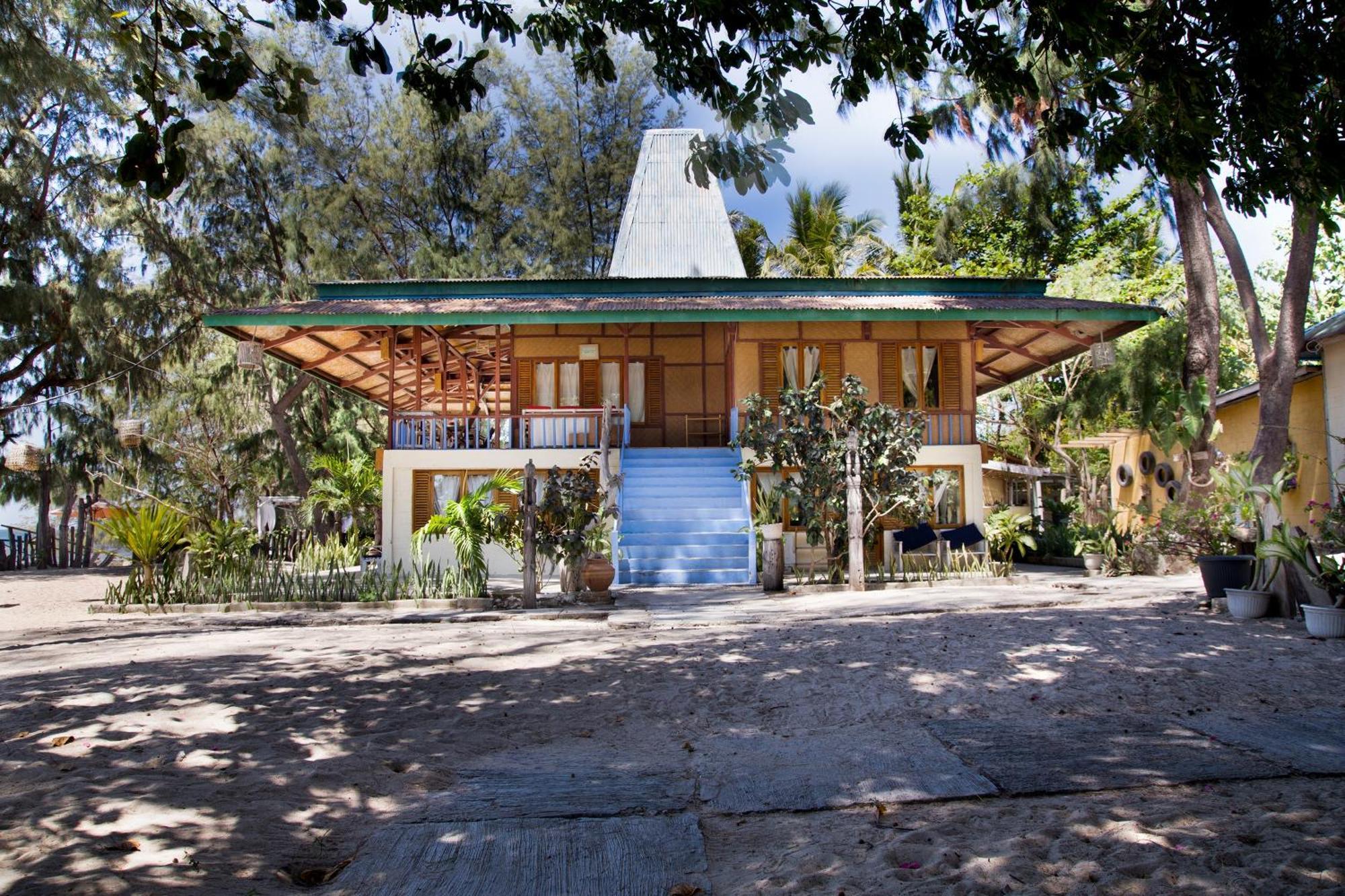 Cemara Beachfront Suite Mondu Exterior photo